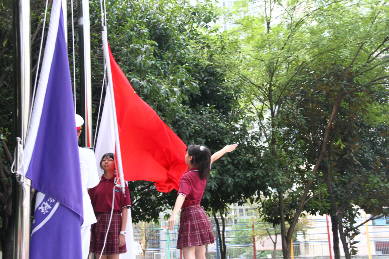 红旗飘飘，指引方向——知易外国语学校升旗仪式(图1)